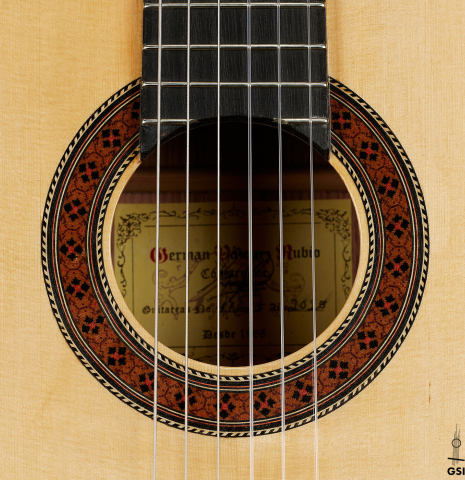 The rosette of a 2025 German Vazquez Rubio "Classic Estudio 48" classical guitar made of spruce and palo escrito