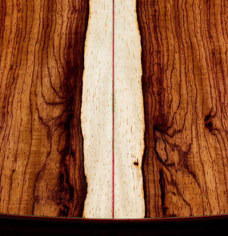 The back center seam of a 2025 German Vazquez Rubio "Classic Estudio" classical guitar made of spruce and Palo Escrito.