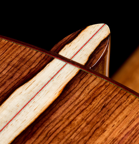 The heel, back binding and purfling of a 2025 German Vazquez Rubio "Classic Estudio" classical guitar made of spruce and Palo Escrito.