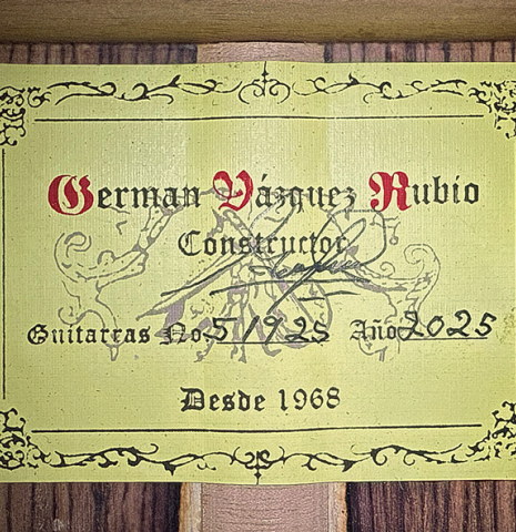 The label of a 2025 German Vazquez Rubio "Classic Estudio" classical guitar made of spruce and Palo Escrito.
