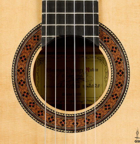 The rosette of a 2025 German Vazquez Rubio "Classic Estudio" classical guitar made of spruce and Palo Escrito.