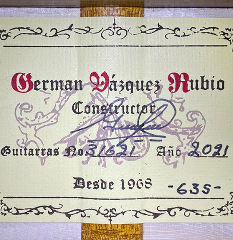 The label of a 2021 German Vazquez Rubio "Concert 635" classical guitar made with spruce and maple