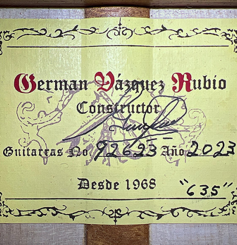 The label of a 2023 German Vazquez Rubio "Concert 635" classical guitar made of spruce and maple