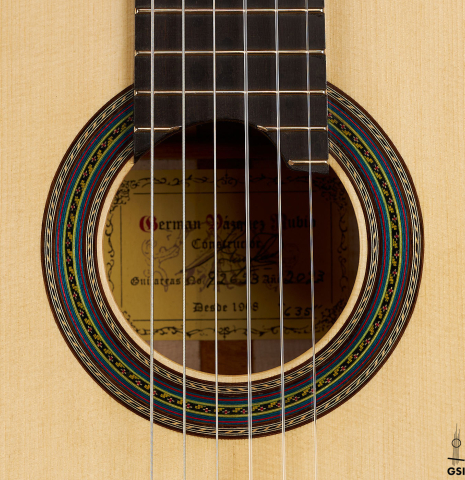The rosette of a 2023 German Vazquez Rubio "Concert 635" classical guitar made of spruce and maple