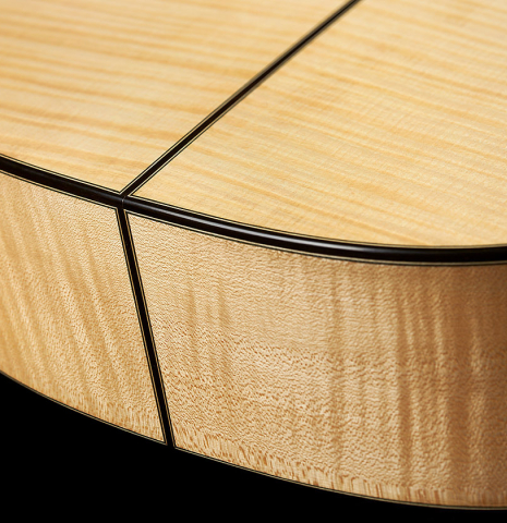 The back and sides at the foot of a 2023 German Vazquez Rubio "Concert 635" classical guitar made of spruce and maple