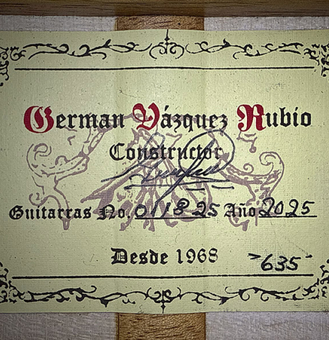 The label of a 2025 German Vazquez Rubio "Concert 635" classical guitar made of spruce and maple