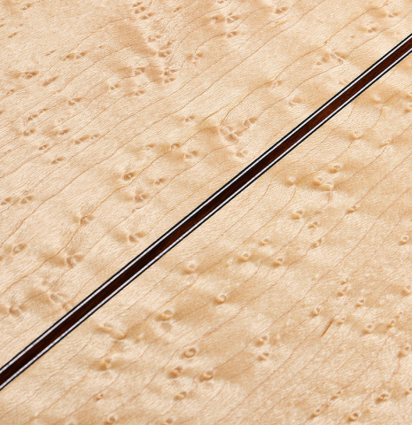 The back center seam of a 2026 German Vazquez Rubio "Concert 635" classical guitar made of spruce and maple
