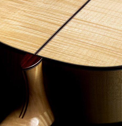 The heel, back binding and purfling of a 2026 German Vazquez Rubio "Concert 635" classical guitar made of spruce and maple