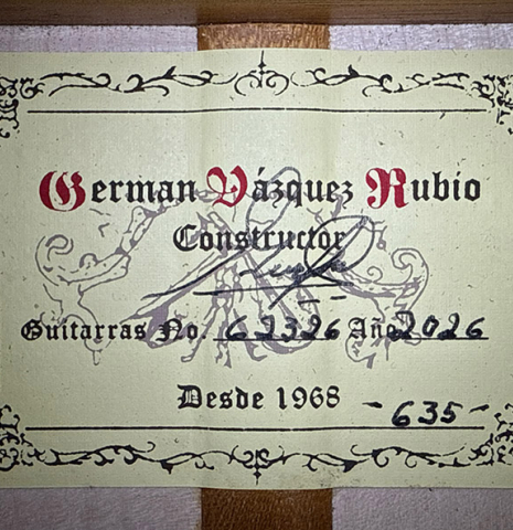 The label of a 2026 German Vazquez Rubio "Concert 635" classical guitar made of spruce and maple