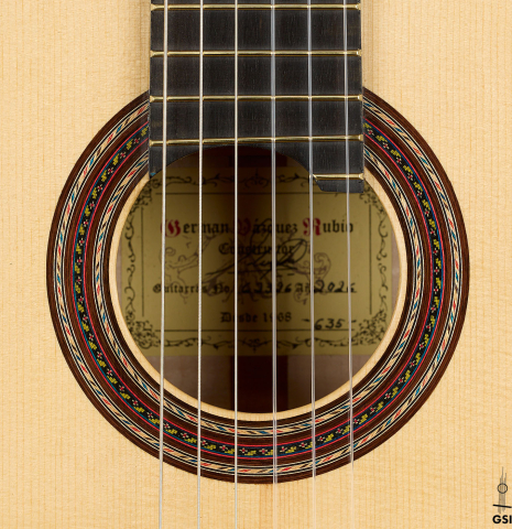 The rosette of a 2026 German Vazquez Rubio "Concert 635" classical guitar made of spruce and maple