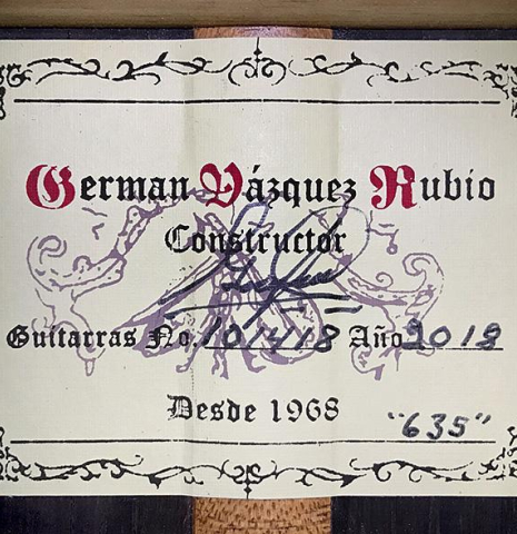 The label of a 2018 German Vazquez Rubio "Concert 635" classical guitar made with spruce and CSA rosewood.