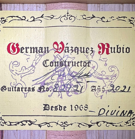 The label of a 2021 German Vazquez Rubio "Divina" classical guitar made with cedar and palo escrito