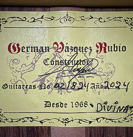 The label of a 2024 German Vazquez Rubio "Divina" classical guitar made of cedar and palo escrito
