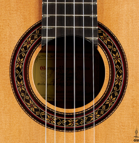 The rosette of a 2024 German Vazquez Rubio "Divina" classical guitar made of cedar and palo escrito