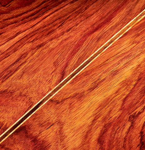 The back center seam of a 2024 German Vazquez Rubio "Divina" classical guitar made of cedar and palo escrito