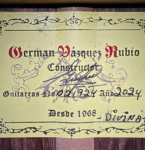 The label of a 2024 German Vazquez Rubio "Divina" classical guitar made of cedar and palo escrito