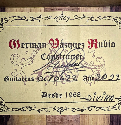 The label of a 2022 German Vazquez Rubio &quot;Divina&quot; classical guitar made with spruce and Palo Escrito
