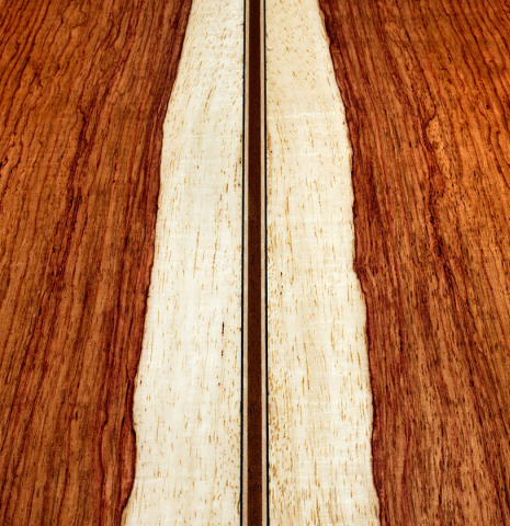 The back center seam of a 2024 German Vazquez Rubio "Divina" classical guitar made of spruce and palo escrito
