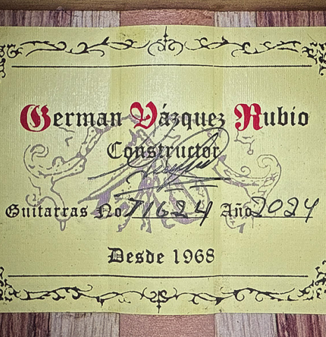 The label of a 2024 German Vazquez Rubio "Divina" classical guitar made of spruce and palo escrito