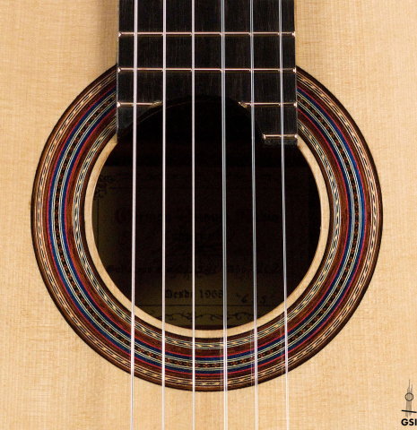 The rosette of a 2021 German Vazquez Rubio "Concert 635" classical guitar made of spruce and ziricote