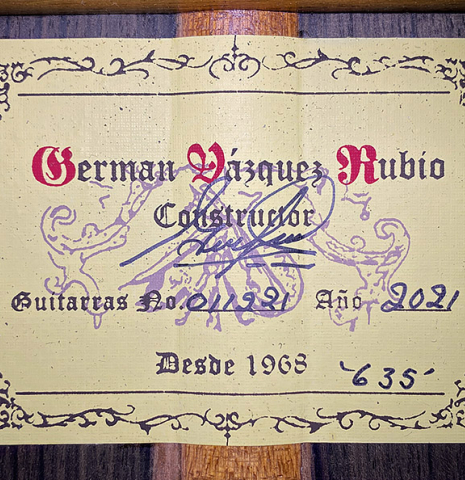 The label of a 2021 German Vazquez Rubio "Concert 635" classical guitar made of spruce and ziricote