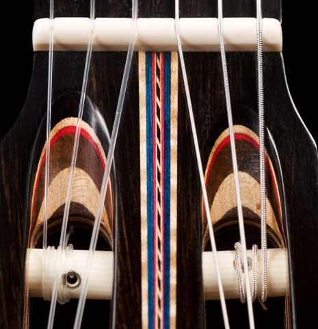 The headstock inlay of a 2021 German Vazquez Rubio "Concert 635" classical guitar made of spruce and ziricote