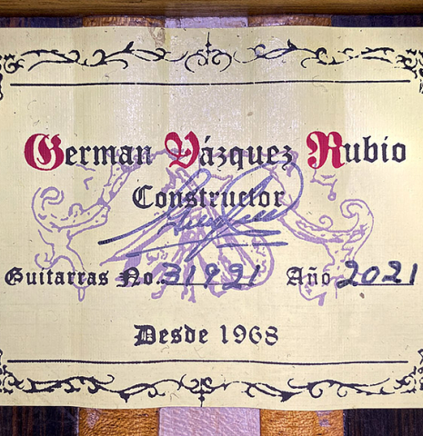 The label of a 2021 German Vazquez Rubio "Hauser" classical guitar made of spruce and cocobolo