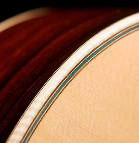 The binding of a 2021 German Vazquez Rubio "Hauser" classical guitar made of spruce and cocobolo
