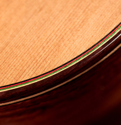 The binding of a 2022 German Vazquez Rubio "Divina" classical guitar made of cedar and kingswood
