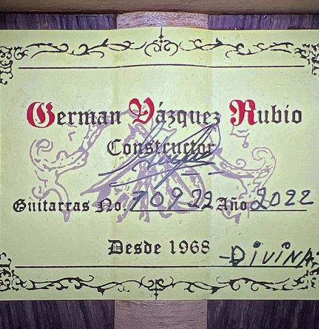 The label of a 2022 German Vazquez Rubio &quot;Divina&quot; classical guitar made of cedar and kingswood