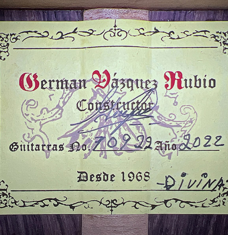 The label of a 2022 German Vazquez Rubio "Divina" classical guitar made of cedar and kingswood