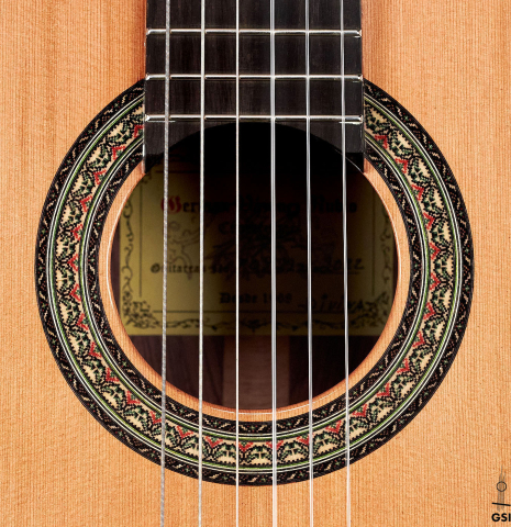 The rosette of a 2022 German Vazquez Rubio "Divina" classical guitar made of cedar and kingswood