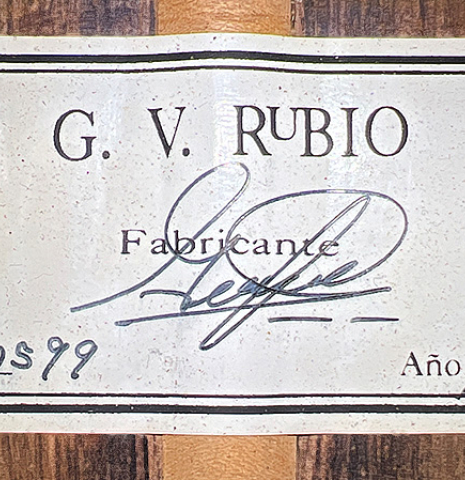 The label of a 1999 German Vazquez Rubio "640" classical guitar made with cedar and palo escrito