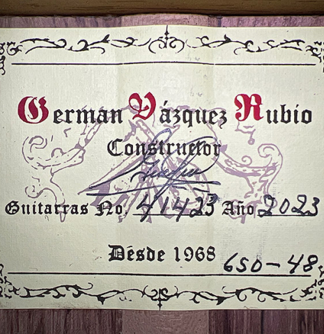 The label of a 2023 German Vazquez Rubio "Classic Estudio 48" classical guitar made of cedar and palo escrito
