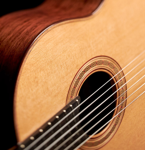 The top and sides of a 2023 German Vazquez Rubio "Classic Estudio 48" classical guitar made of cedar and palo escrito