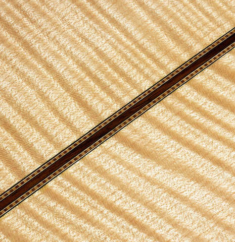 Detail of the back center seam and purfling of a 2012 German Vazquez Rubio "Torres" made of spruce and maple