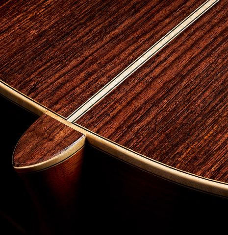 The heel and back binding of a 2024 German Vazquez Rubio "Hauser" classical guitar made of spruce and Indian rosewood