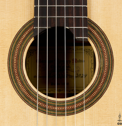 The rosette of a 2024 German Vazquez Rubio "Hauser" classical guitar made of spruce and Indian rosewood