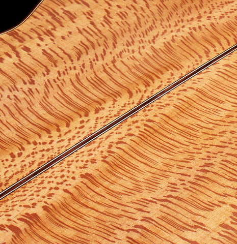 The back center seam of a 2024 German Vazquez Rubio "Solista" classical guitar made of spruce and Brazilian lacewood