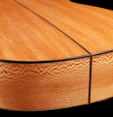 Back and sides at the foot of a 2024 German Vazquez Rubio "Solista" classical guitar made of spruce and Brazilian lacewood