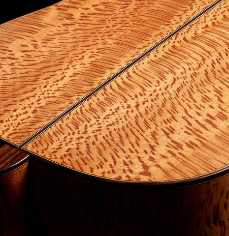 The heel and back binding of a 2024 German Vazquez Rubio "Solista" classical guitar made of spruce and Brazilian lacewood