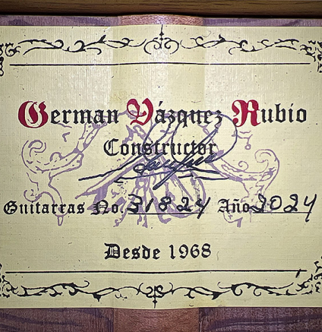 The label of a 2024 German Vazquez Rubio "Solista" classical guitar made of spruce and Brazilian lacewood