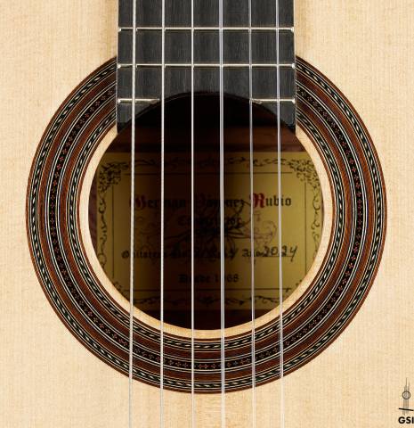 The rosette of a 2024 German Vazquez Rubio "Solista" classical guitar made of spruce and Brazilian lacewood