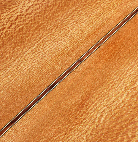 The back center seam of a 2024 German Vazquez Rubio "Solista" classical guitar made of spruce and Brazilian lacewood