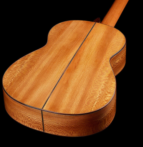 The back and sides at the foot of a 2024 German Vazquez Rubio "Solista" classical guitar made of spruce and Brazilian lacewood