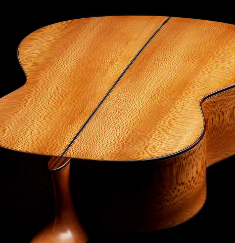 The back and sides at the heel of a 2024 German Vazquez Rubio "Solista" classical guitar made of spruce and Brazilian lacewood