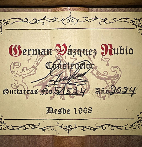 The label of a 2024 German Vazquez Rubio "Solista" classical guitar made of spruce and Brazilian lacewood