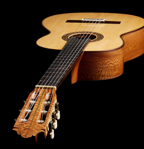 View from the headstock of a 2024 German Vazquez Rubio "Solista" classical guitar made of spruce and Brazilian lacewood