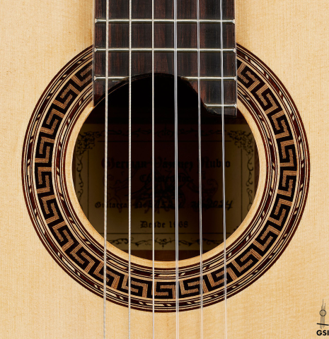 The rosette of a 2024 German Vazquez Rubio "Solista" classical guitar made of spruce and Brazilian lacewood