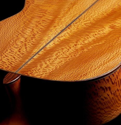 The heel, back binding and purfling of a 2025 German Vazquez Rubio "Solista" classical guitar made of spruce and Brazilian lacewood